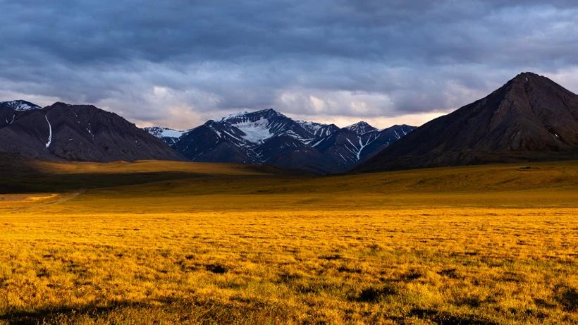 A large and vast valley in the beautiful state of Alaska