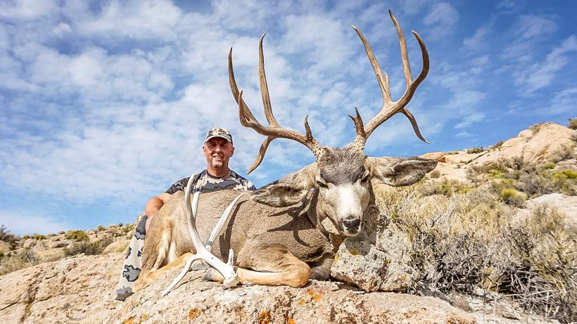 Mule deer buck taken with pine peak outfitters_0