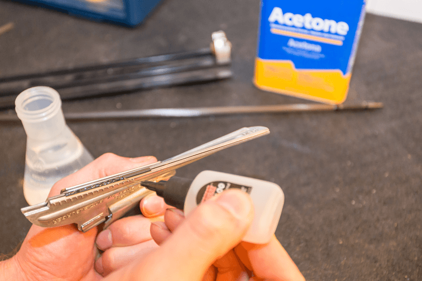 Applying glue to fletching