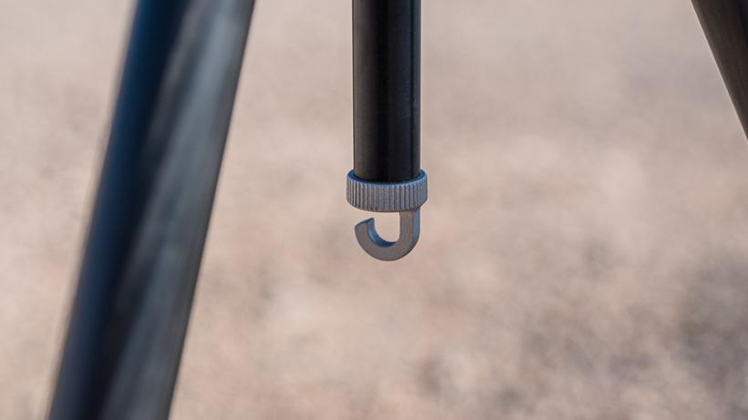 Detachable counterweight hook on vortex tripod