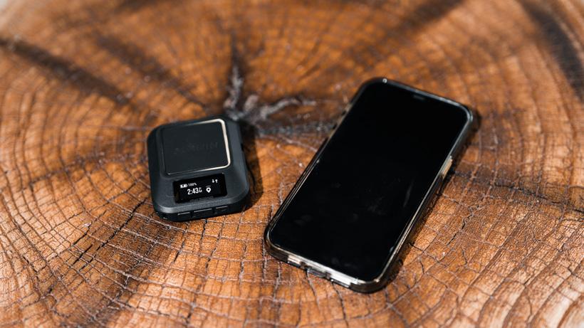 Size comparison of inreach messenger and iphonejpg