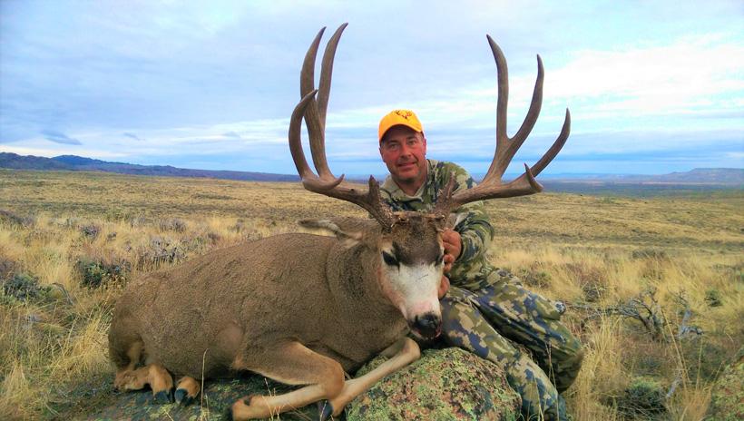 Eric Adams side view of his Wyoming mule deer buck