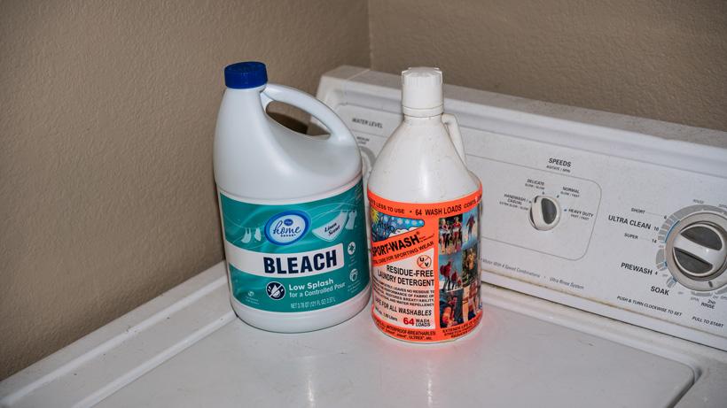 Bleach and fragrance free detergent for cleaning game bags