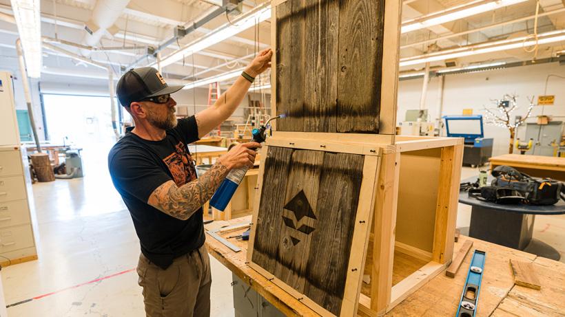 Burning accents in pedestal mount